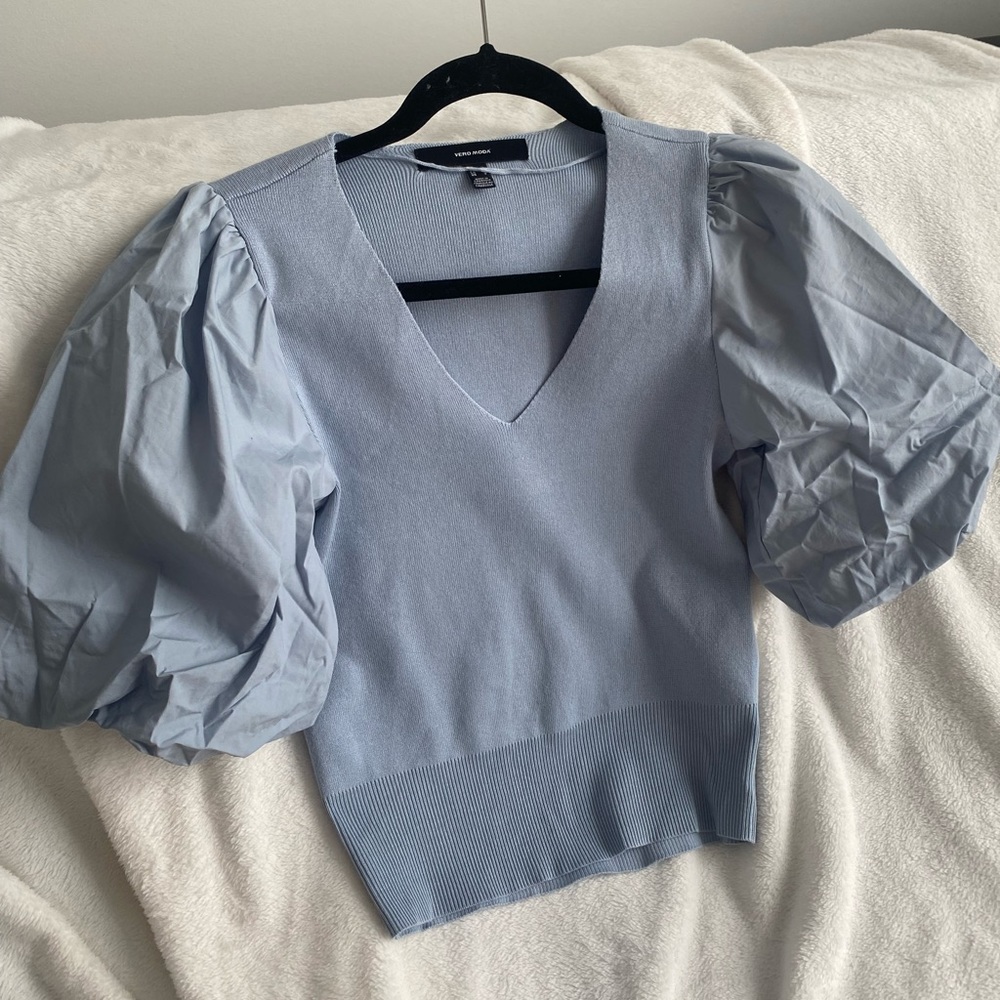 LIGHT BLUE KNIT TOP WITH BALLOON SLEEVES